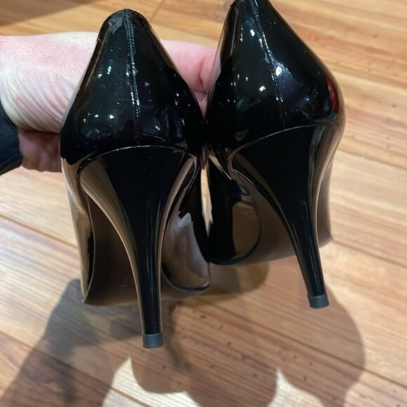 Stuart Weitzman black patent leather pumps size 8 - Picture 4 of 6